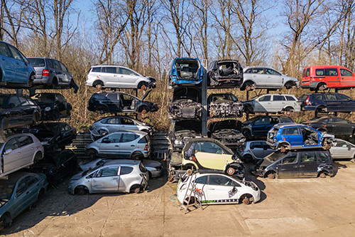 Gestapelte Altfahrzeuge auf dem Gelände von Jungkurth Recycling in Schwalmstadt – Fahrzeuge zur fachgerechten Autoverwertung und Demontage von Ersatzteilen.