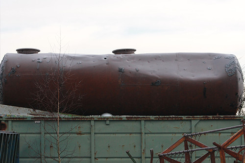 Großer Metalltank auf einem Container auf dem Gelände von Jungkurth Recycling – Beispiel für industrielle Demontage und fachgerechte Verwertung von Anlagen und Metallkonstruktionen.
