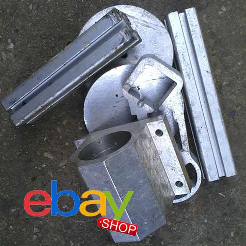 Verschiedene Aluminium- und Metallteile aus der Industrie auf dem Boden – Beispiel für verwertbare Rohstoffe und Metallreste im Rohstoffhandel bei Jungkurth Recycling.