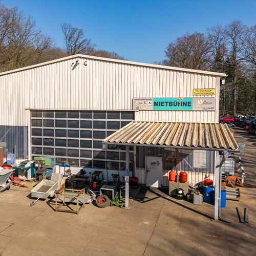 Werkstattgebäude mit Mietbühne bei Jungkurth Recycling in Schwalmstadt – Bereich für die Nutzung der 2-Säulen-PKW-Hebebühne zur Fahrzeugreparatur und Selbstschrauberarbeiten.